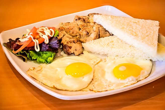 Pan-Fried Chicken with fried egg / 雞扒煎蛋配多士